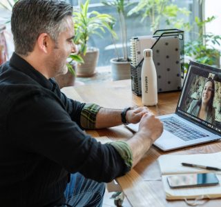 Hombre teniendo una reunión virtual