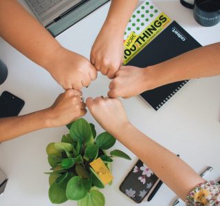 Equipo de trabajo colaborando juntos