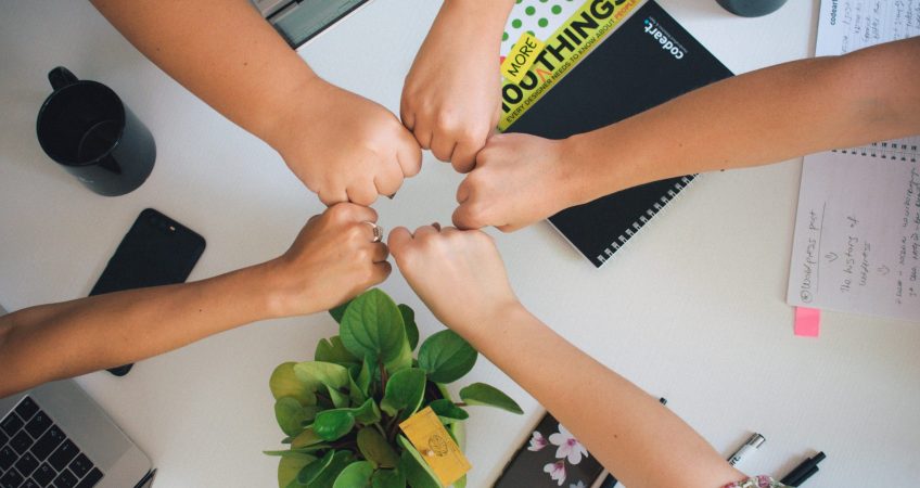 Equipo de trabajo colaborando juntos